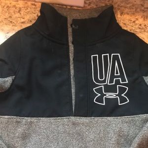 Under Armour boys pull over